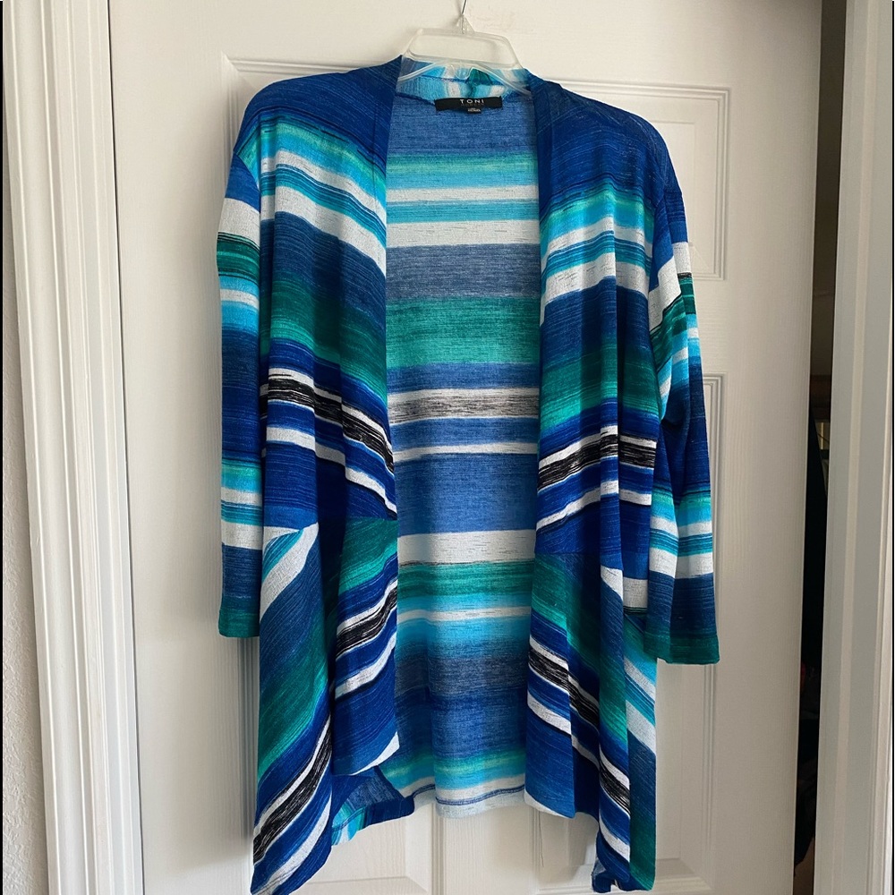 XL beautiful lightweight sweater in blues & greens.  Excellent condition.